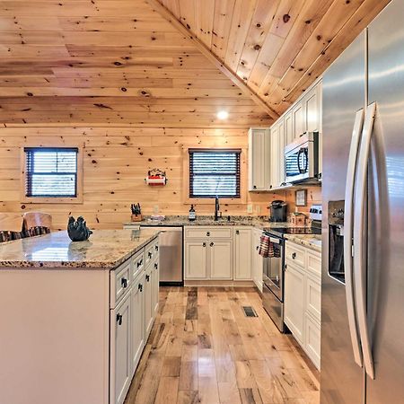 Luxe Cabin With Hot Tub, Theater, Pool Table, Arcade Pigeon Forge Eksteriør bilde