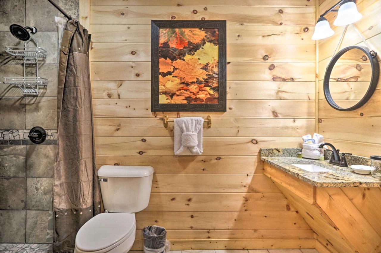 Luxe Cabin With Hot Tub, Theater, Pool Table, Arcade Pigeon Forge Eksteriør bilde