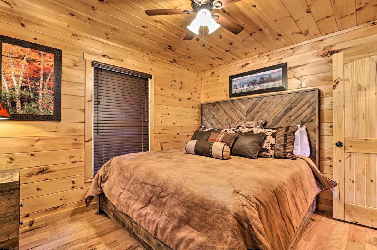 Luxe Cabin With Hot Tub, Theater, Pool Table, Arcade Pigeon Forge Eksteriør bilde