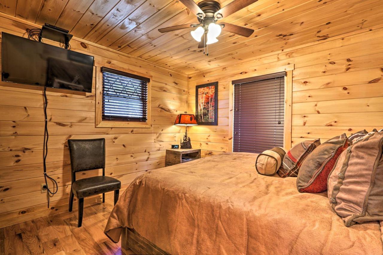 Luxe Cabin With Hot Tub, Theater, Pool Table, Arcade Pigeon Forge Eksteriør bilde
