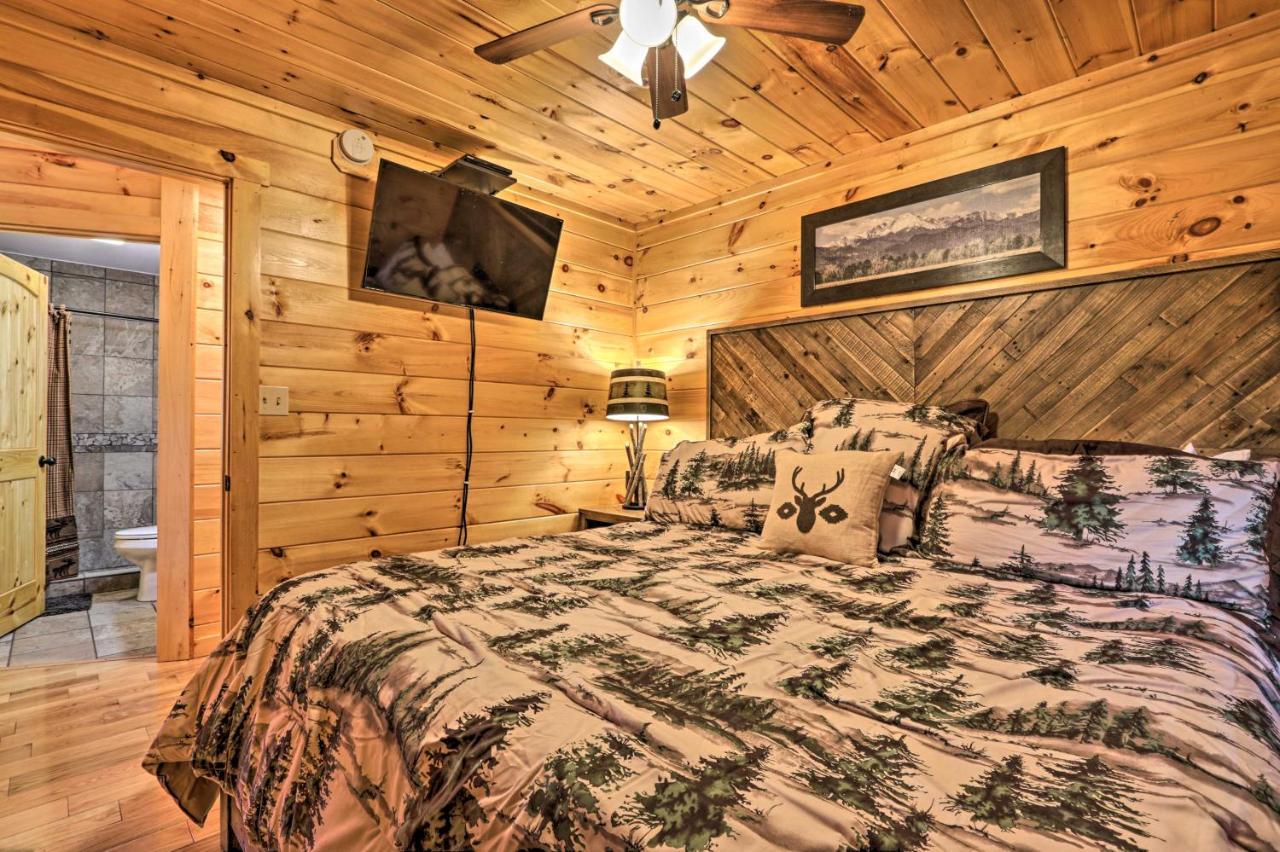 Luxe Cabin With Hot Tub, Theater, Pool Table, Arcade Pigeon Forge Eksteriør bilde