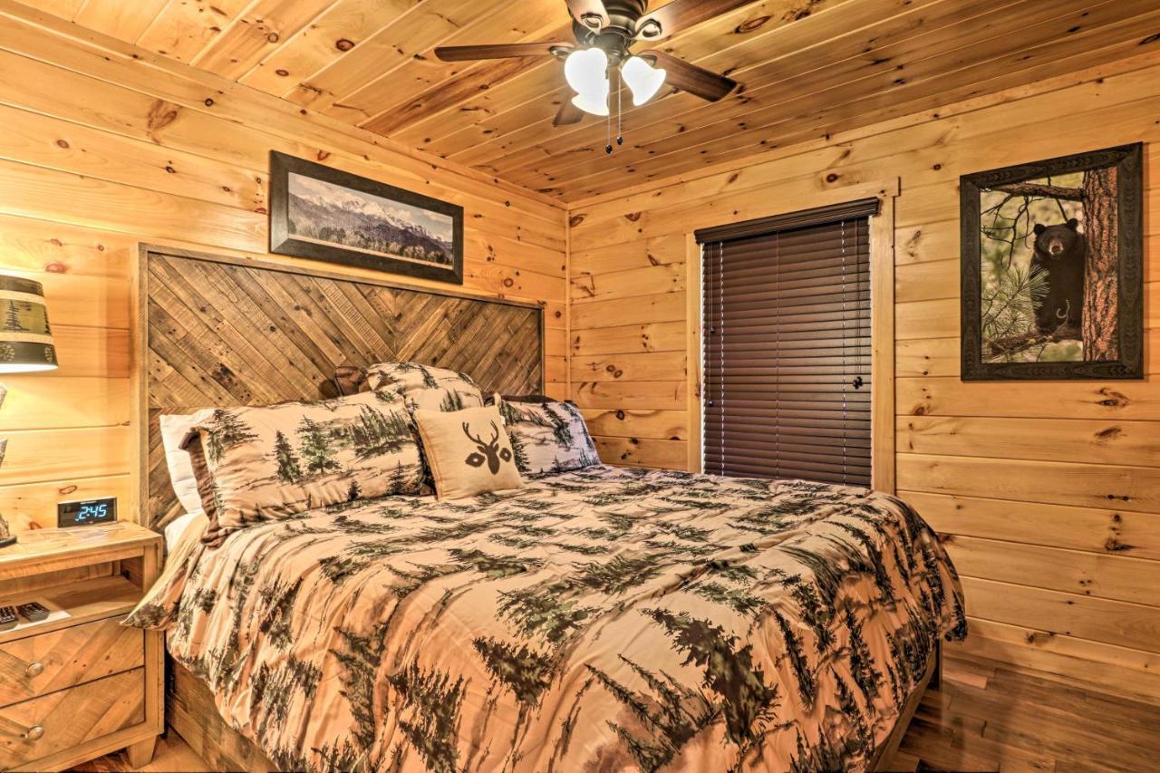 Luxe Cabin With Hot Tub, Theater, Pool Table, Arcade Pigeon Forge Eksteriør bilde