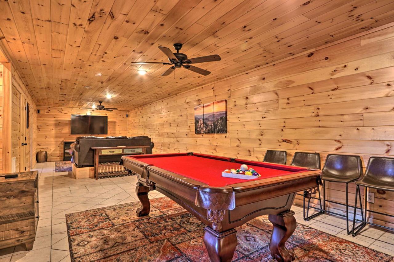 Luxe Cabin With Hot Tub, Theater, Pool Table, Arcade Pigeon Forge Eksteriør bilde