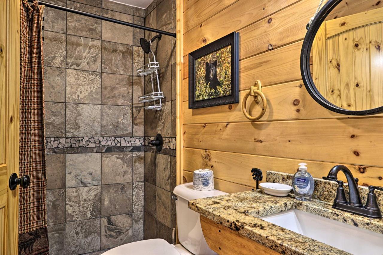 Luxe Cabin With Hot Tub, Theater, Pool Table, Arcade Pigeon Forge Eksteriør bilde