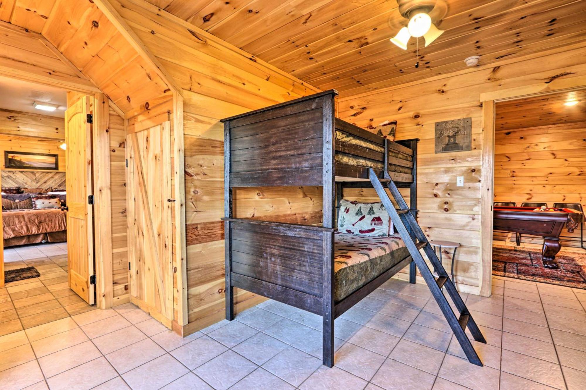 Luxe Cabin With Hot Tub, Theater, Pool Table, Arcade Pigeon Forge Eksteriør bilde