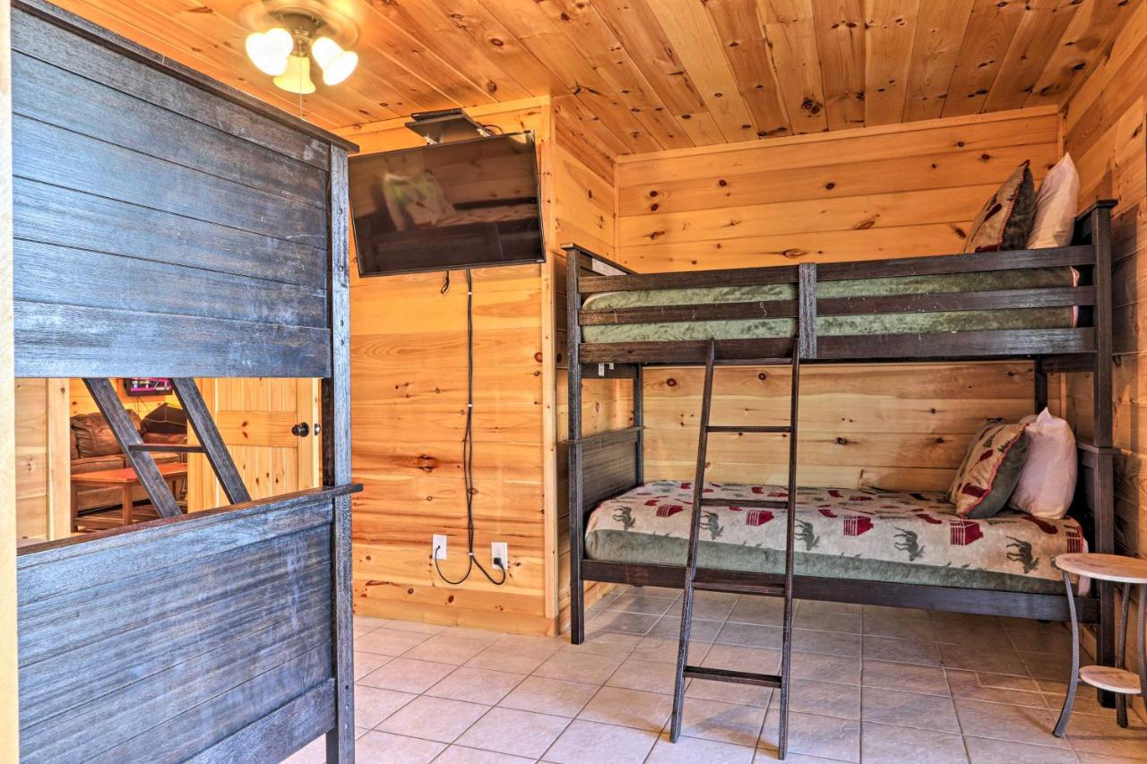 Luxe Cabin With Hot Tub, Theater, Pool Table, Arcade Pigeon Forge Eksteriør bilde