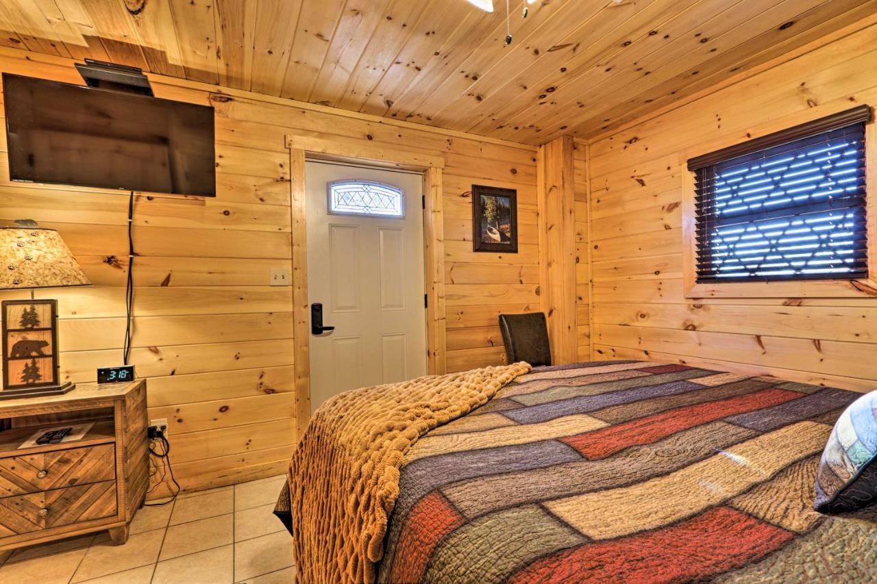 Luxe Cabin With Hot Tub, Theater, Pool Table, Arcade Pigeon Forge Eksteriør bilde