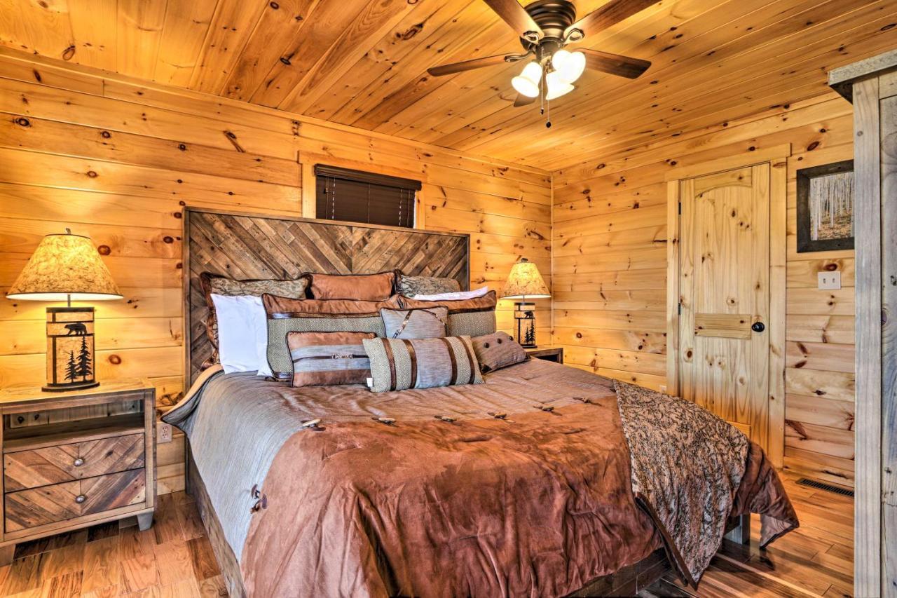 Luxe Cabin With Hot Tub, Theater, Pool Table, Arcade Pigeon Forge Eksteriør bilde