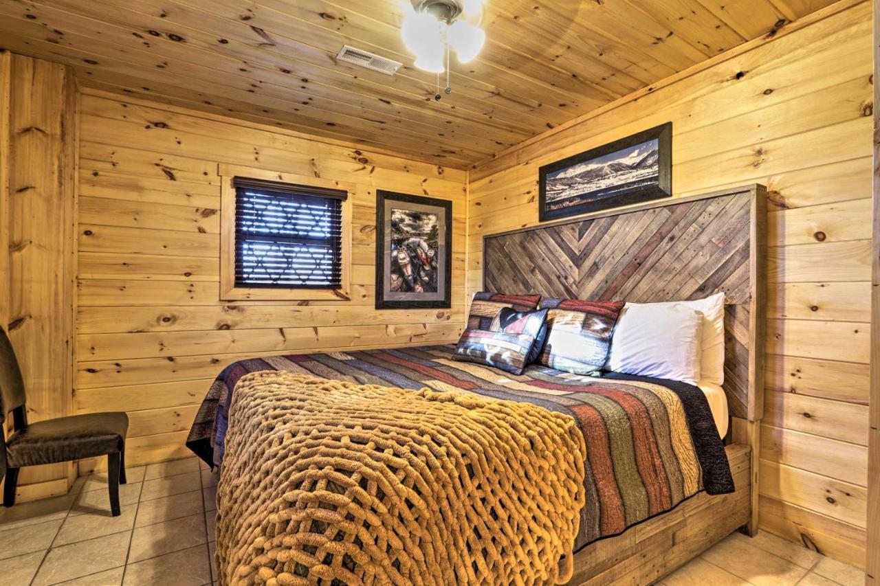 Luxe Cabin With Hot Tub, Theater, Pool Table, Arcade Pigeon Forge Eksteriør bilde