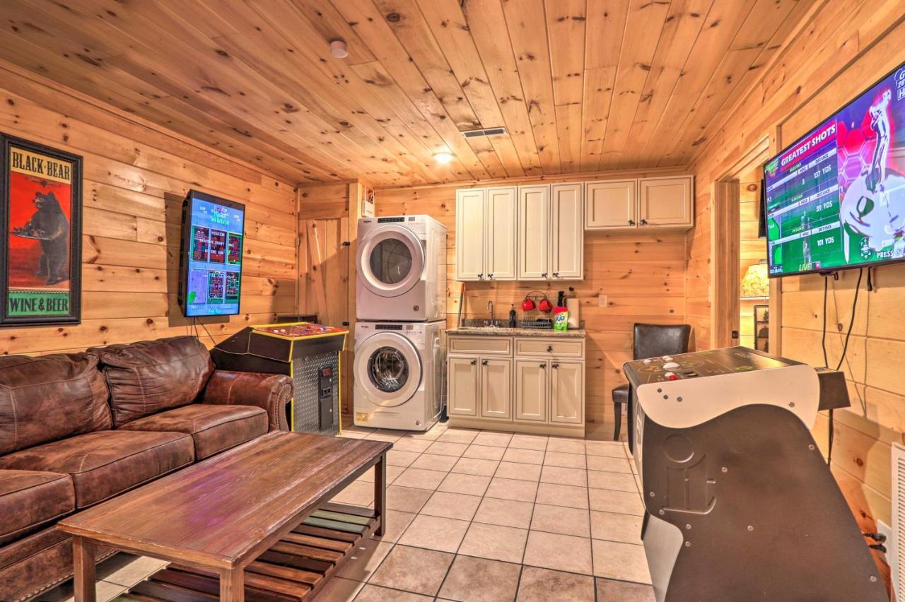 Luxe Cabin With Hot Tub, Theater, Pool Table, Arcade Pigeon Forge Eksteriør bilde