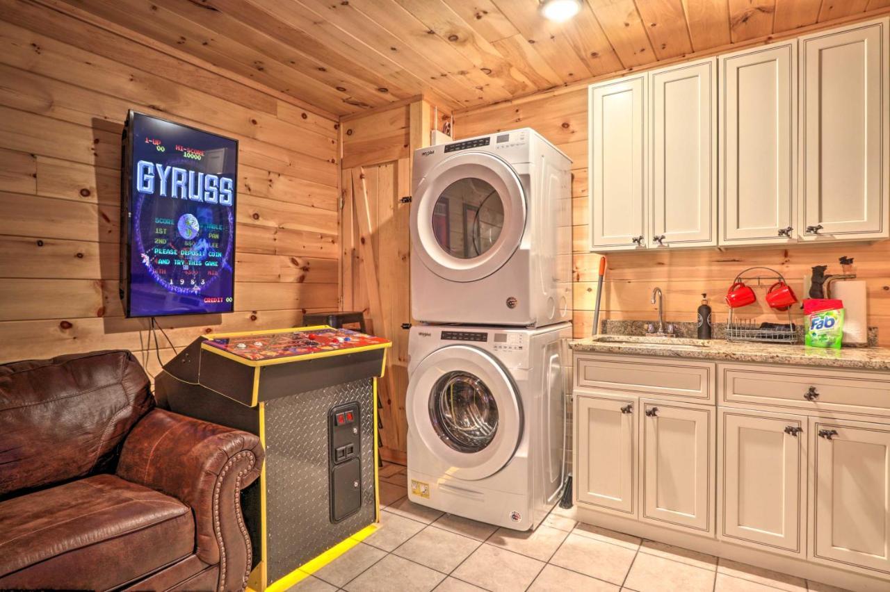 Luxe Cabin With Hot Tub, Theater, Pool Table, Arcade Pigeon Forge Eksteriør bilde