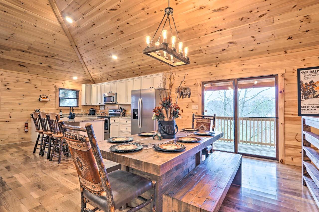 Luxe Cabin With Hot Tub, Theater, Pool Table, Arcade Pigeon Forge Eksteriør bilde