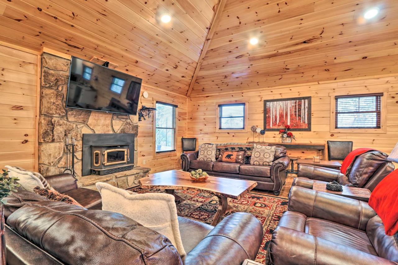 Luxe Cabin With Hot Tub, Theater, Pool Table, Arcade Pigeon Forge Eksteriør bilde