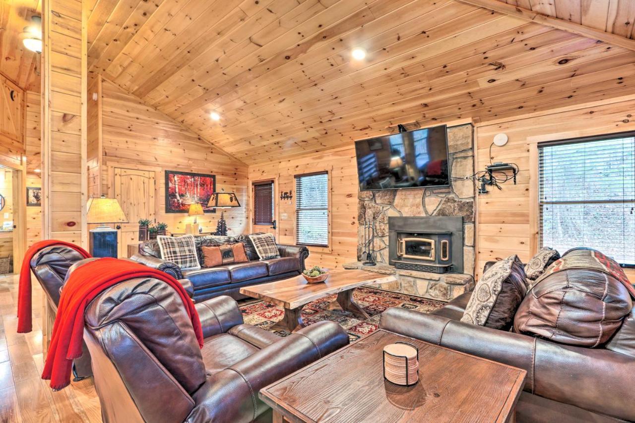 Luxe Cabin With Hot Tub, Theater, Pool Table, Arcade Pigeon Forge Eksteriør bilde