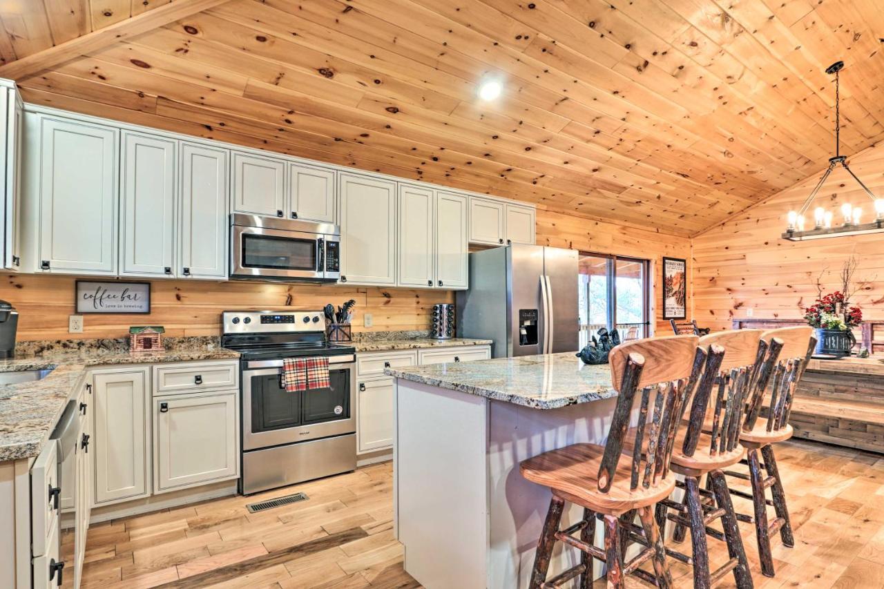 Luxe Cabin With Hot Tub, Theater, Pool Table, Arcade Pigeon Forge Eksteriør bilde