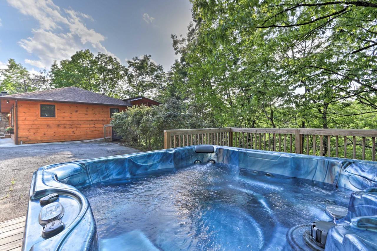 Luxe Cabin With Hot Tub, Theater, Pool Table, Arcade Pigeon Forge Eksteriør bilde